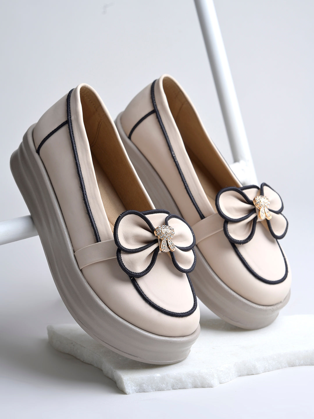 Elegant Cream Bow Loafers with Rhinestone Accents – Contrast Piping Design For Women